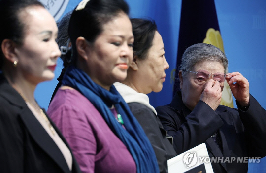 지난 14일 국회 소통관에서 국악인 신영희씨가 '국악인 비하 발언' 민주당 양문석 의원 규탄 기자회견 도중 눈물을 닦고 있다. [연합뉴스}